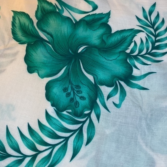 Hawaii Sarong Wrap With Fringe and Wooden Clasp White and Green Tropical Design - Picture 10 of 14